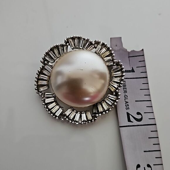 Birks Vintage 1950s Brooch Faux Pearl Surrounded By 40 Baguette Rhinestones - Picture 9 of 16